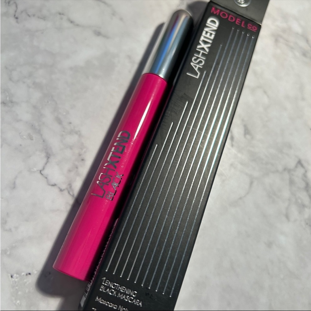 Model CO LashXtend Mascara in color black